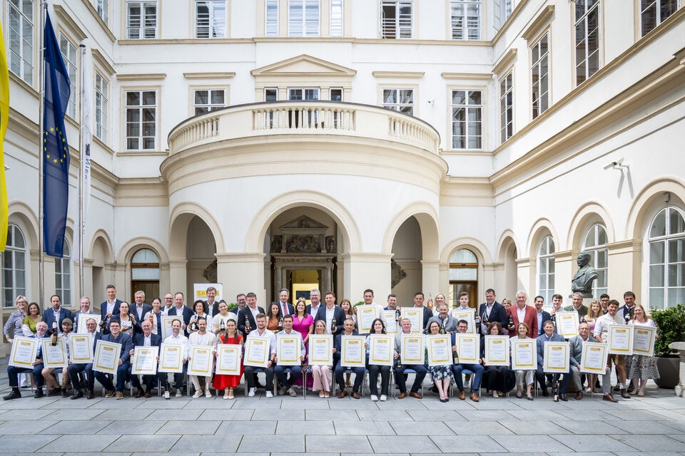 Die Sieger des SALON 2025 im Hof des Palais Niederösterreich in Wien. 