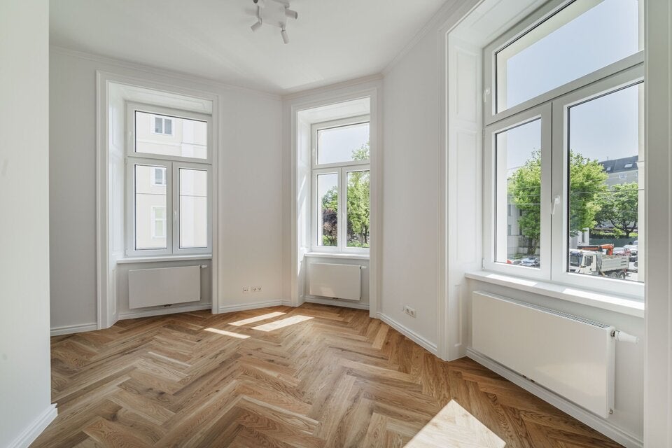 Lichtdurchflutete Räume, hohe Decken und zeitlose Eleganz: Wohnen mit Wohlfühlfaktor in der Hagenmüllergasse 1.