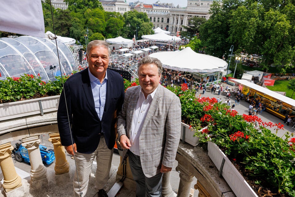 Wirtschaftskammer Wien Präsident Walter Ruck und Bürgermeister Michael Ludwig am Balkon des Wiener Rathauses vor dem Wienliebe-Festival.