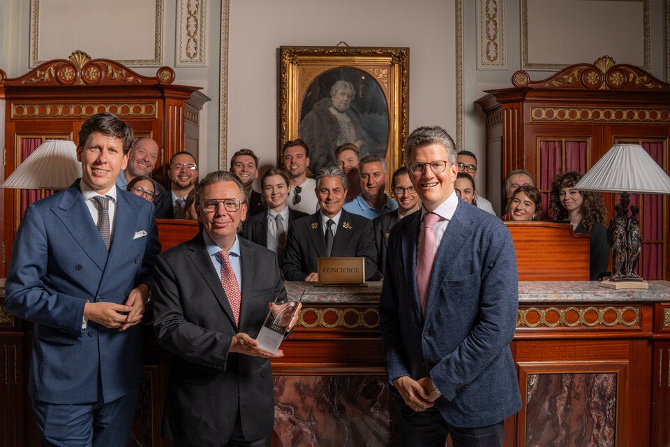 Hoteldirektor Andreas Keese, Präsident der Vereinigung Concierge Circle Luxemburg Tom Meyer und Sacher Co-Eigentümer Georg Gürtler sowie dem Concierge- und Guest-Experience-Team im Hintergrund.