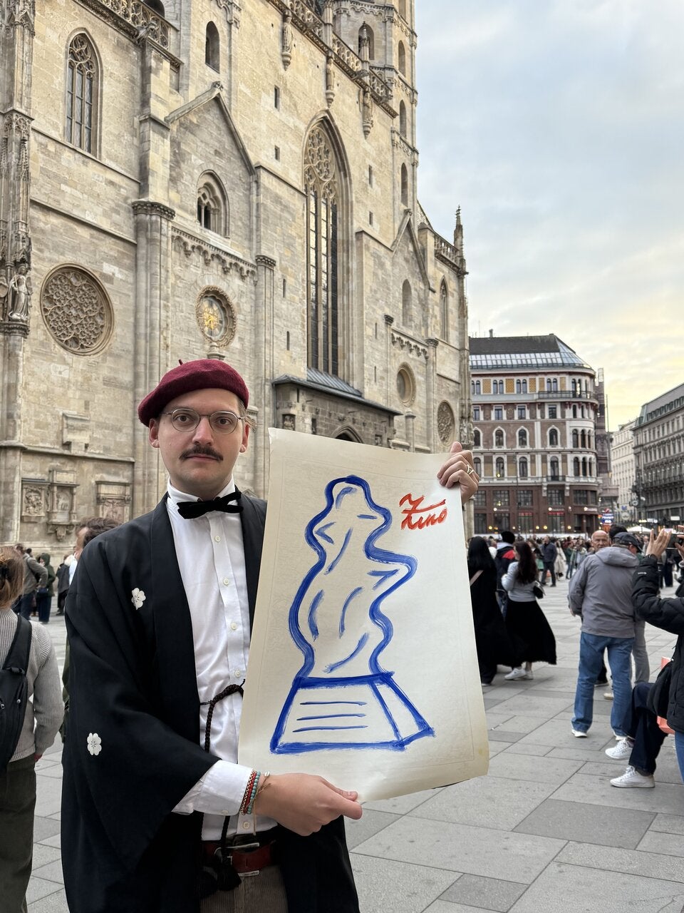 Zino Weinstein bei der Unterschriftenaktion am Stephansplatz mit gemaltem Entwurf der Corona-Säule.