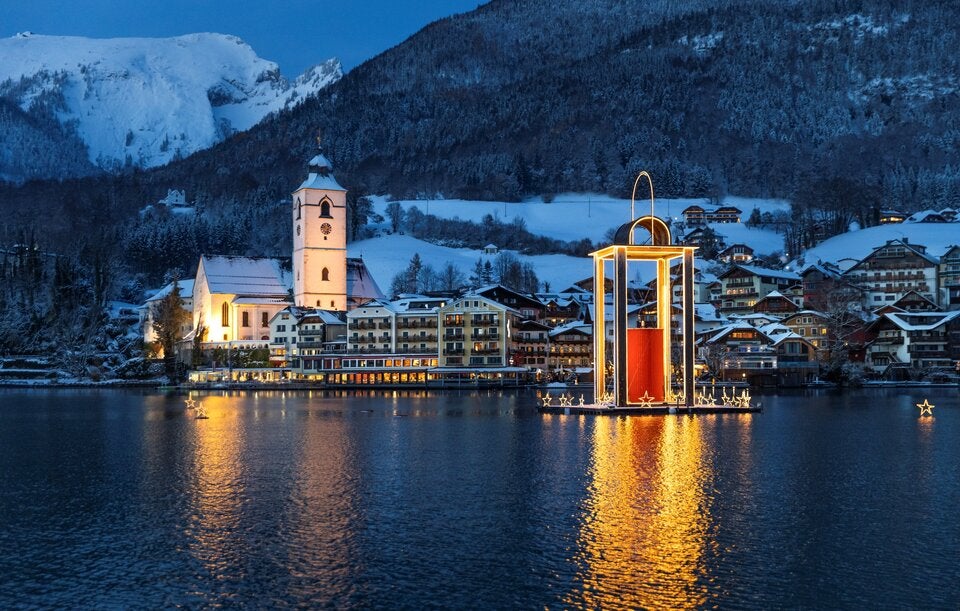 Salzkammergut Advent. Blickfang am Wolfgangsee ist die 16 Meter hohe Friedenslaterne.