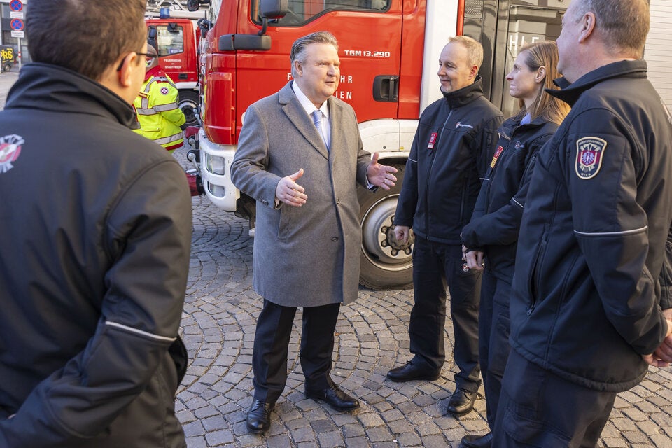 Bürgermeister Michael Ludwig vor der Sicherheitszentrale des Wiener Silvesterpfads.