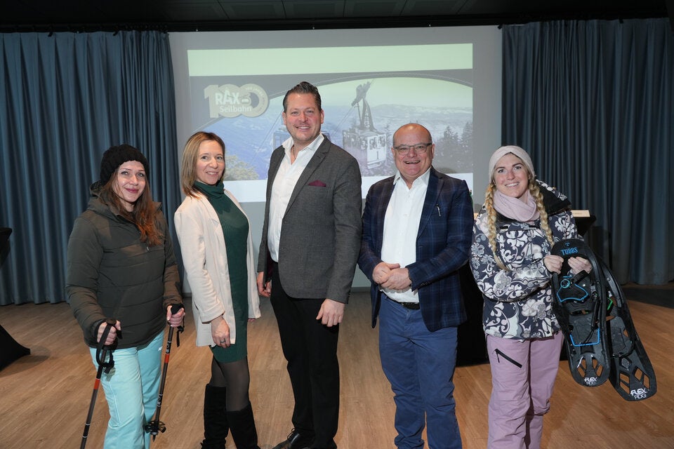Tamara T. (Schneeschuhwanderer), Silvana Mock (Marketingleitung Rax-Seilbahn), Bernd Scharfegger, Betreiber der Rax-Seilbahn und Geschäftsführer des Scharfegger's Raxalpen Resorts, Albert Malli, Geschäftsführer der Höllentalbahn-Projekt GmbH und Vanessa Licht (Schneeschuhwanderer). 