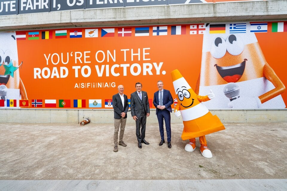 Asfinag-Vorstände Herbert Kasser und Hartwig Hufnagl mit Bundesminister Peter Hanke und Maskottchen Polli.