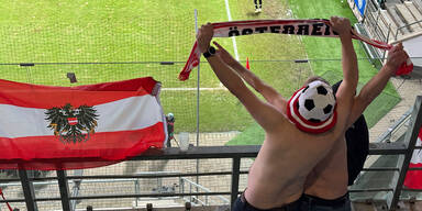 Oben Ohne bei Minus Graden - so hei&szlig; feierten unser Fans das Team in Estland