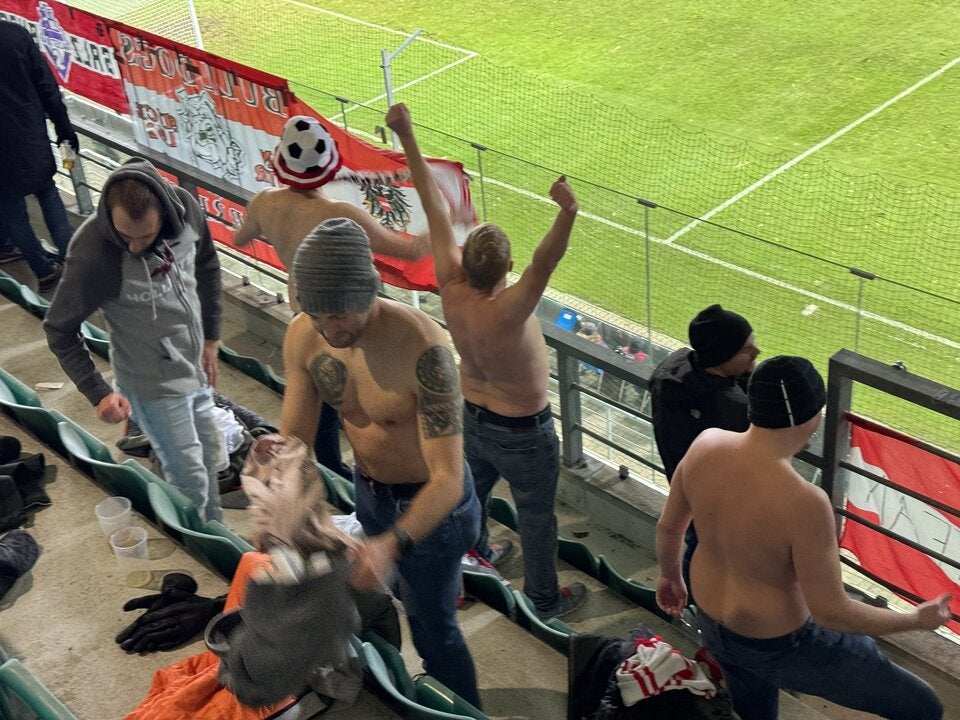 Oben Ohne bei Minus Graden - so heiß feierten unser Fans das Team in Estland