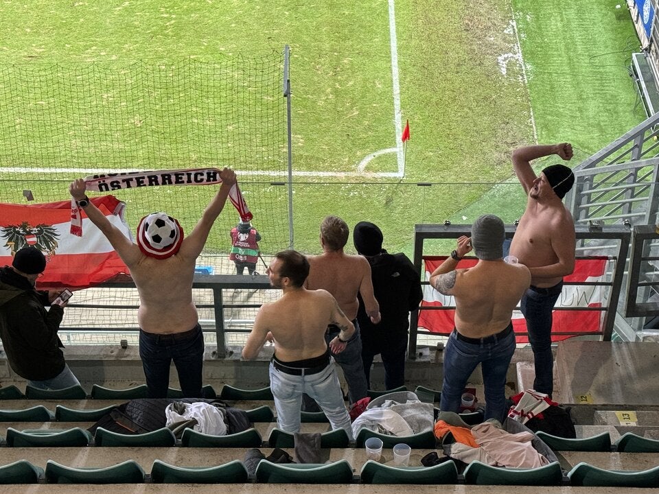 Oben Ohne bei Minus Graden - so heiß feierten unser Fans das Team in Estland