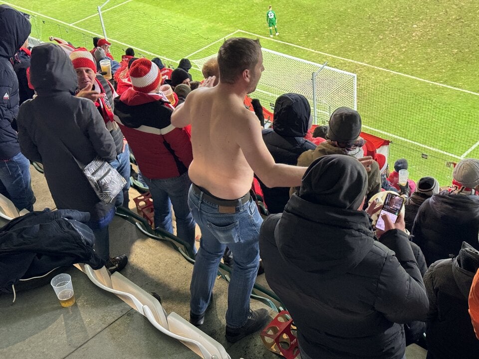 Oben Ohne bei Minus Graden - so heiß feierten unser Fans das Team in Estland