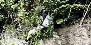 ORF filmte wie Mann auf Felsvorsprung hang