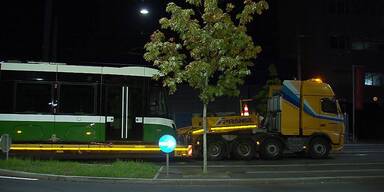 ORF war bei der Anlieferung der neuen Straßenbahn dabei