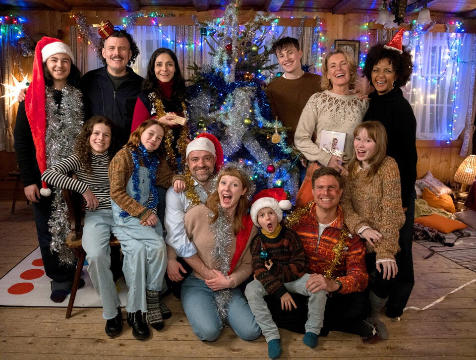 TV-Patchwork Schauspielerin und Produzentin Maria Furtwängler mit ihrer dreizehnköpfigen TV-Familie aus der Komödie „Abenteuer Weihnachten – Familie kann nicht groß genug sein“, zu der die österreichischen Stars Jürgen Maurer, Manuel Rubey und Luise Nolz gehören.