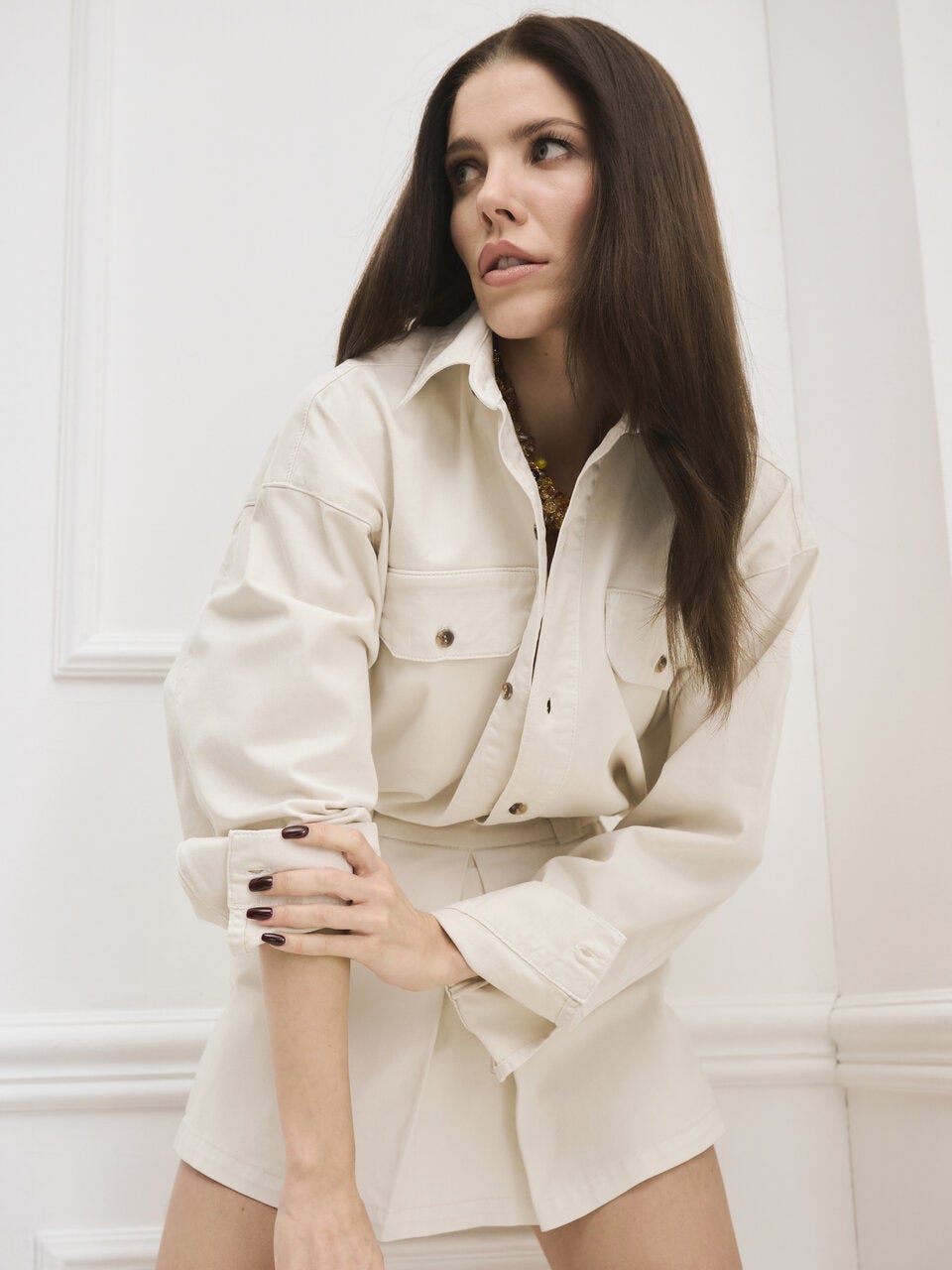 Minimalistisch, aber cool: Die Farbpalette aus hellem Beige, Schwarz und Weiß wirkt mühelos elegant.  