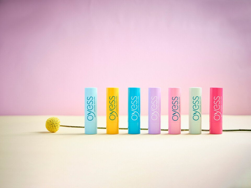 Die vegane Oyess-Lippenpflege pflegt mit hochwertigen Bio-Ölen, die einen natürlichen Schutz vor UV-Strahlen bieten.