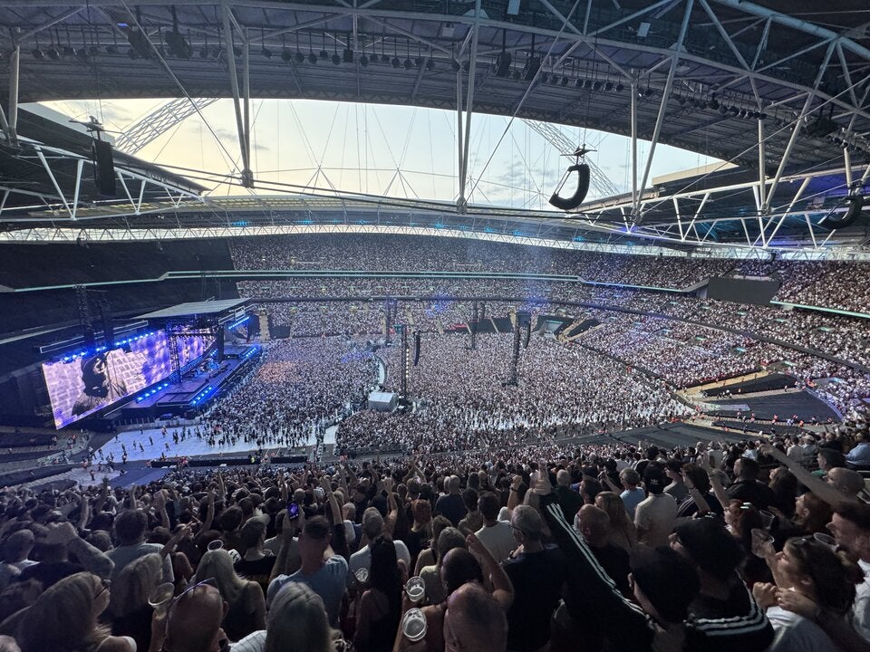 Schock bei Oasis-Konzert: Fan stürzt in Wembley-Stadion von Tribüne und stirbt