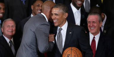 Ex-Pr&auml;sident Barack Obama umarmt Ex-NBA-Profi Dwyane Wade