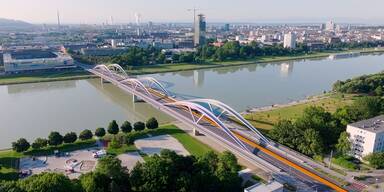 Obus Linie 48 f&auml;hrt &uuml;ber Eisenbahnbr&uuml;cke