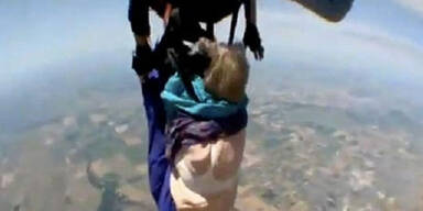 80-J&auml;hrige fast nackt bei Fallschirmsprung