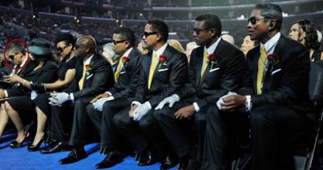 Omer Bhatti inmitten des Jackson-Clan