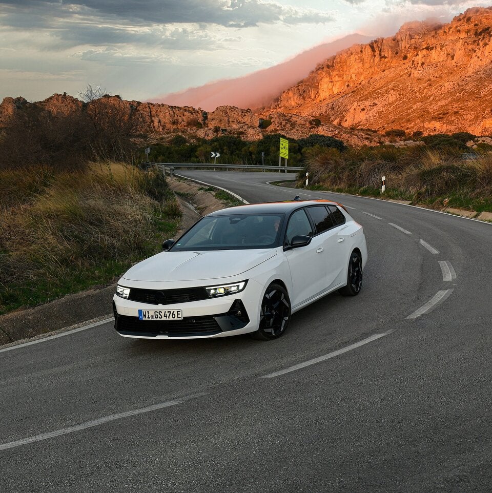 LxBxH: 4.642 x 1.860 x 1.443 mm, 2.732 mm Radstand. 