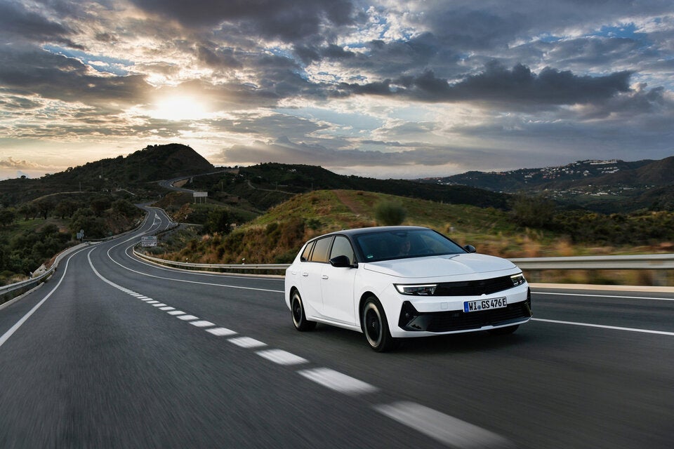 Opel Astra Sports Tourer GSe: Teil-Elektriker, tiefer gelegt & dynamisiert