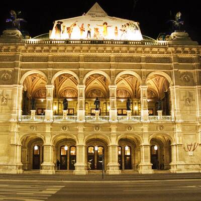 Rihanna - Queen of Downloads