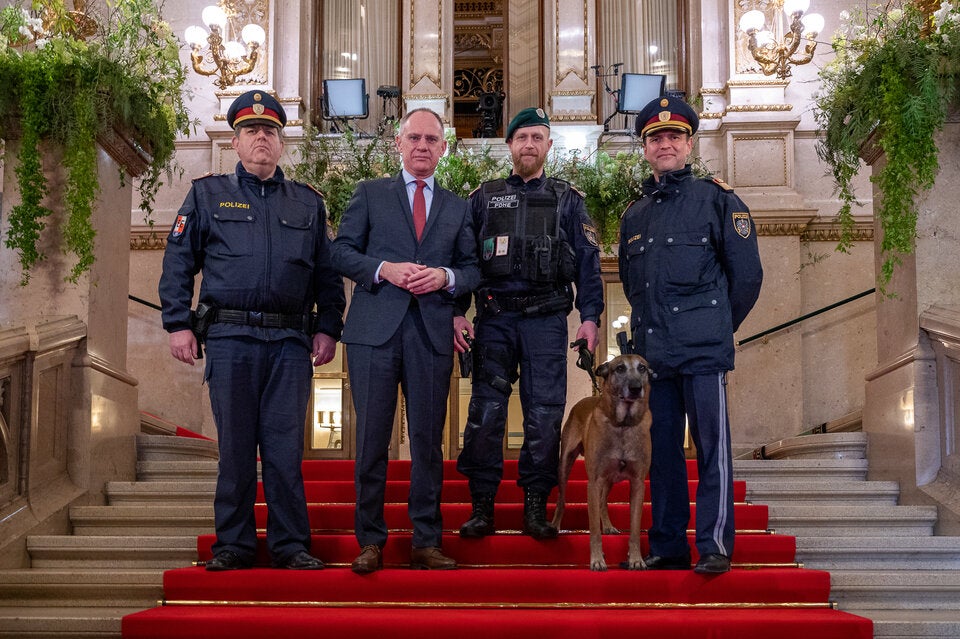 oe24 bei der Sprengstoff-Suche in der Staatsoper