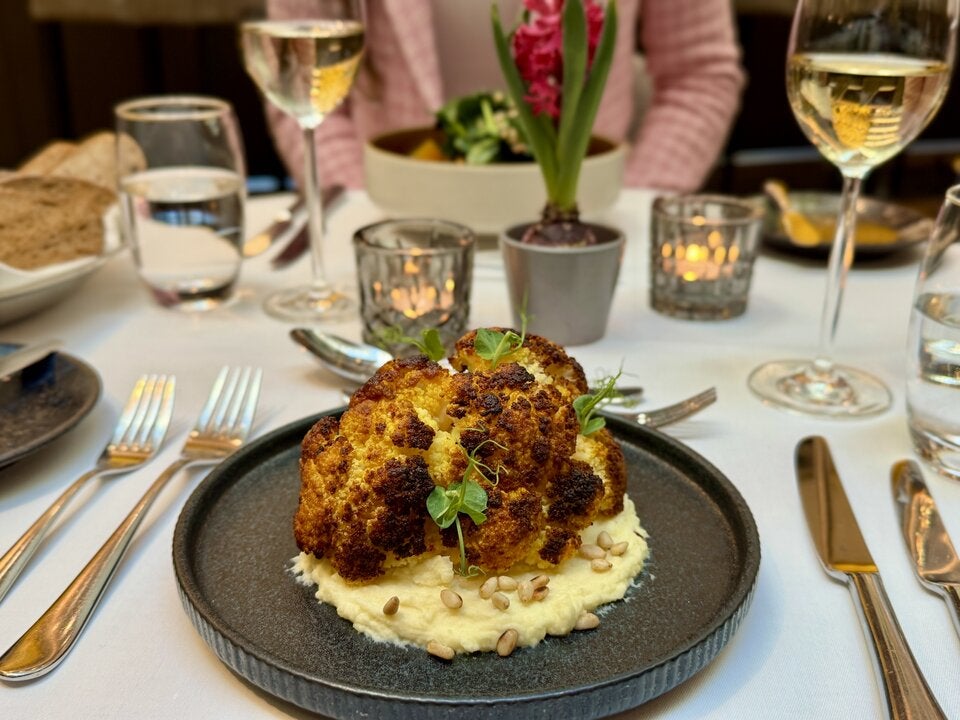 Orangen Karfiol-Curry-Pignoli-Erdäpfelcreme. 