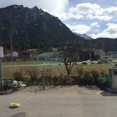 Planenanhänger wurde auf der B17 in Traiskirchen-Möllersdorf auf die Badener Bahn geschleudert