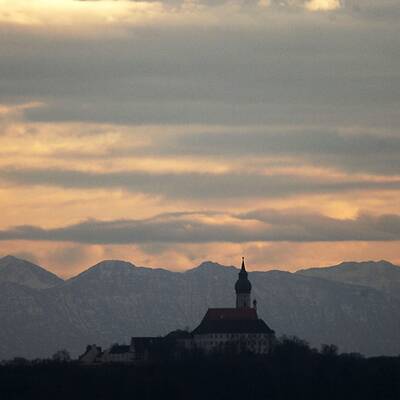 23:55 Zirkuszelt stürzt ein