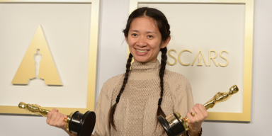 Zum ersten Mal konnte eine nicht wei&szlig; Regisseurin die Troph&auml;e f&uuml;r die beste Regie f&uuml;r den Film &bdquo;Nomadland&ldquo; holen.