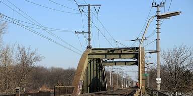 Schiff prallte gegen Wiener &Ouml;BB-Br&uuml;cke