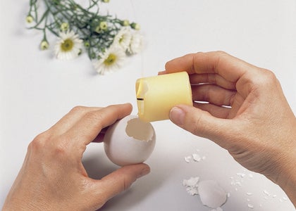 Oster-Eier-Vasen: Loch an der Eier-Unterseite mit Wachs versiegeln