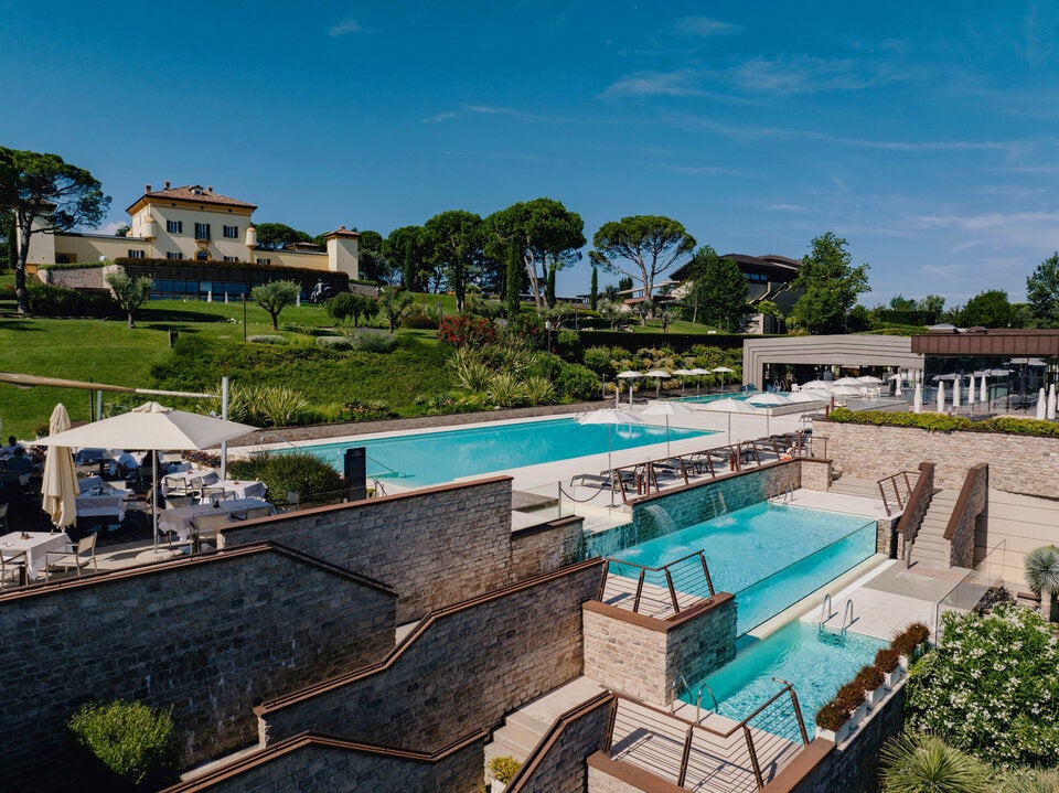 In- und Outdoor Pools laden zum Entspannen ein