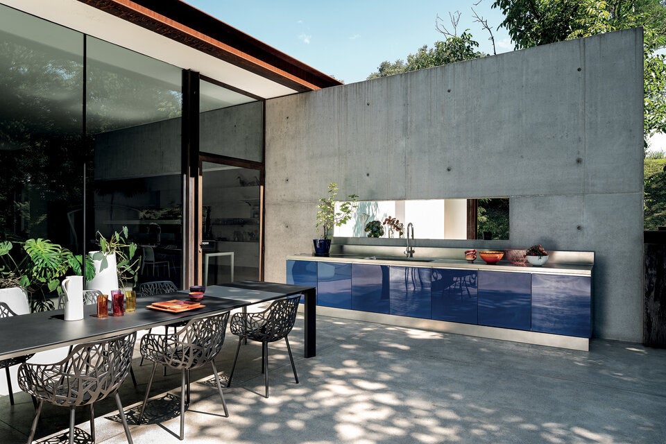 Die neuen Outdoor-Küchen von Abimis gibt es neuerdings auch in allen Farbnuancen. Der gefärbte Edelstahl lässt die Küche für immer glänzen. abimis.com