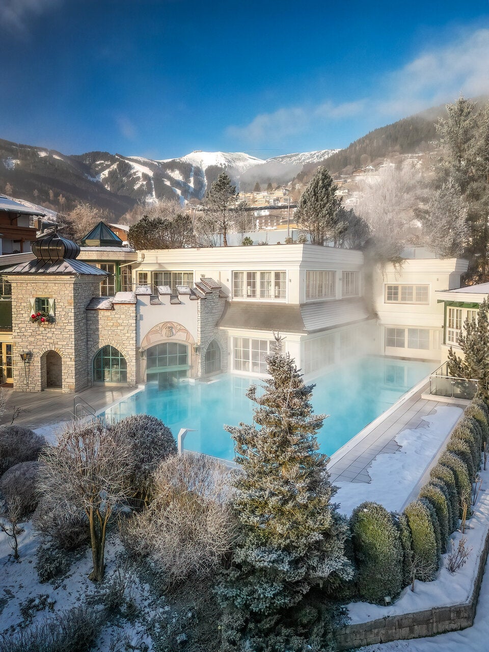 Zwischen Schnee und Dampf. Abtauchen im beheizten Outsoor-Pool.