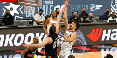 Jakob P&ouml;ltl (San Antonio Spurs) im Luftduell mit Dario Saric (Phoenix)