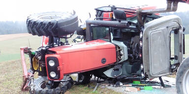 Traktor kippte um: Lenker eingeklemmt