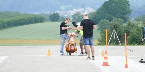 Biker crashen in der Luft: Weltrekord-Versuch endet mit Unfall