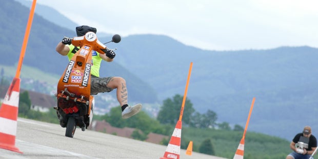 Biker crashen in der Luft: Weltrekord-Versuch endet mit Unfall