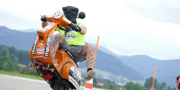 Biker crashen in der Luft: Weltrekord-Versuch endet mit Unfall