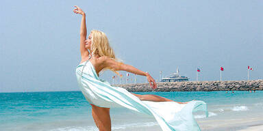 Nackt-Ballerina Sarkissova am Strand