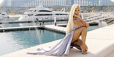 Nackt-Ballerina Sarkissova am Strand