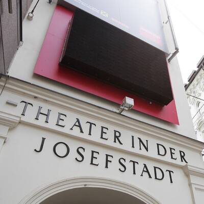 Rihanna - Queen of Downloads