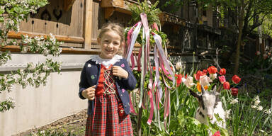 M&auml;dchen Maibaumfest im Tiergarten Sch&ouml;nbrunn