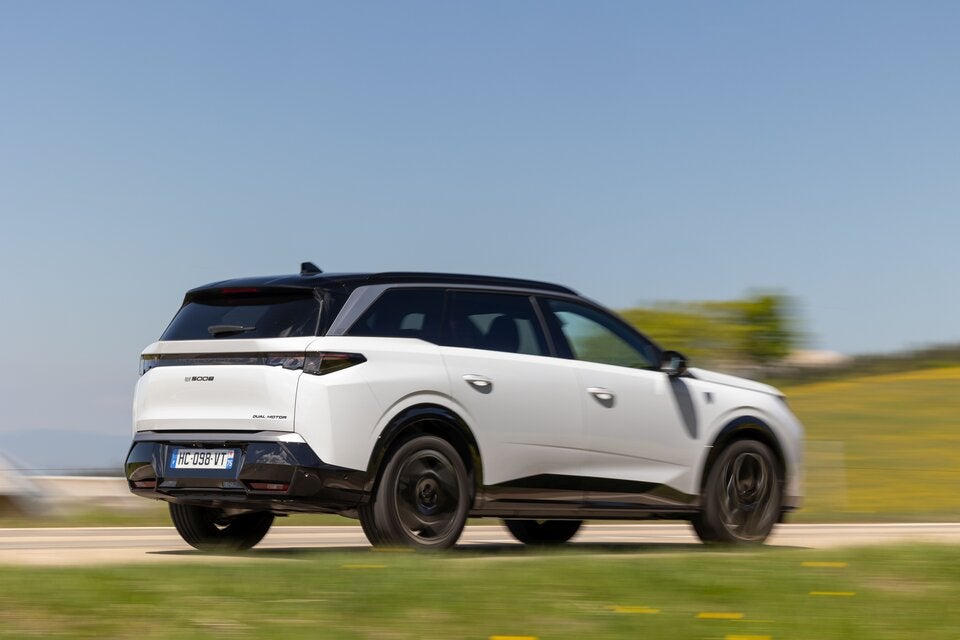 Die Antriebskraft-Zuteilung hängt vom Fahrmodus ab. 