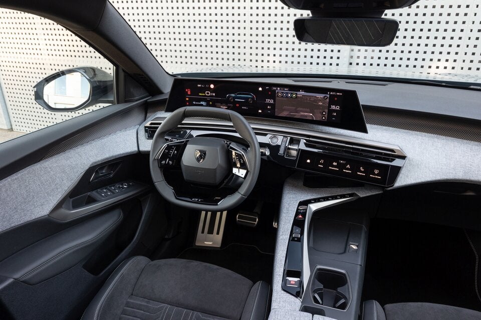 Typisches i-Cockpit plus Panorama-Touch-Display. 