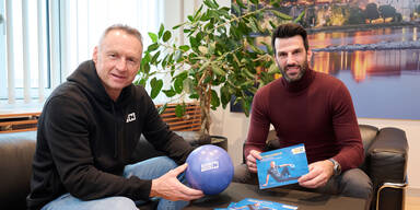 Toni Pfeffer und LH-Stellvertreter Udo Landbauer "Die t&auml;glichen 10&ldquo;-Brosch&uuml;re