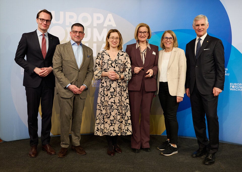 (v.l.n.r.) Benedikt Schmidinger (Geschäftsführer EFW), Marcel Haraszti (Vorstand REWE International), Viktoria Weber (Rektorin Universität für Weiterbildung Krems), Landeshauptfrau Johanna Mikl-Leitner, Ulrike Prommer (Geschäftsführerin IMC Krems) und Michael Linhart (Präsident EFW). 