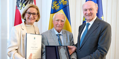 Landeshauptfrau Johanna Mikl-Leitner, Jubilar Gunnar Prokop mit dem Gläsernen Leopold und Landeshauptmann a.D. Erwin Pröll.